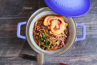 如何在家就能简单煮一碗酸菜叉烧荞麦面呢?