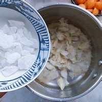 如何制作枇杷雪梨百合银耳汤