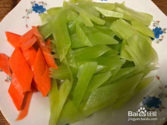 莴笋木耳炒鸡蛋来啦，特别好吃又简单