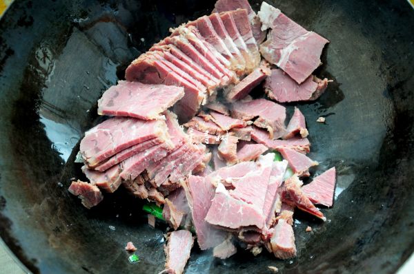 回锅牛肉炒青椒蒜苗