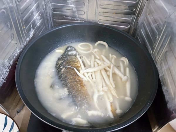 鲫鱼鱿鱼海鲜菇汤