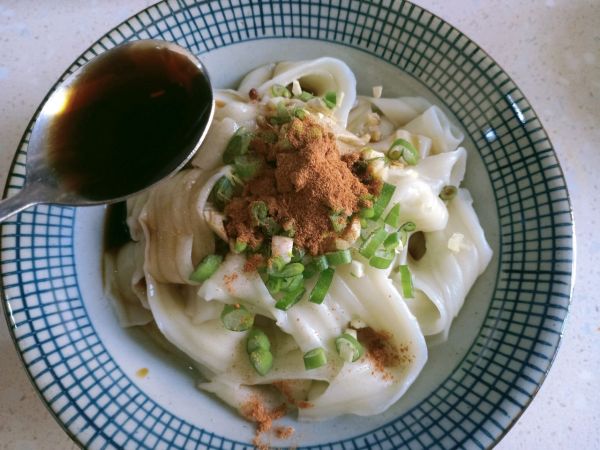 一碗特色油泼面