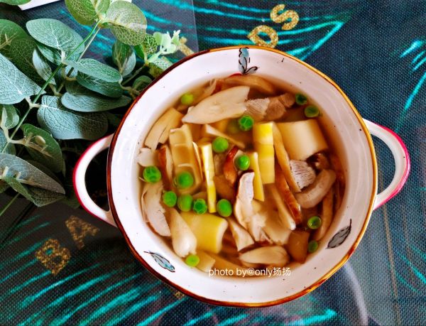 鲜笋青豆松茸汤