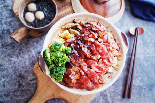 广式双拼腊味煲仔饭
