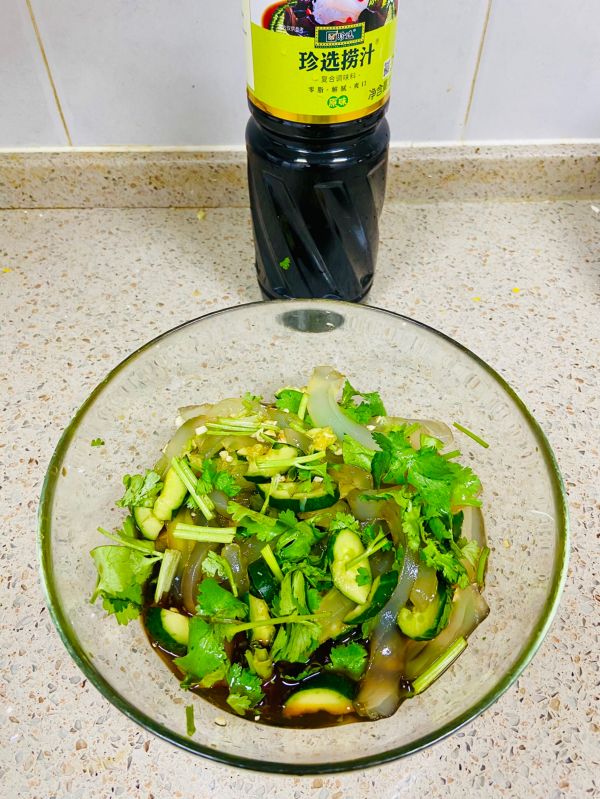 捞汁黄瓜拌凉皮