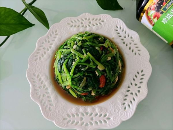 果仁菠菜捞汁拌