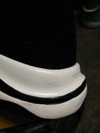 白边鞋子蹭上黑色痕迹怎么快速去除