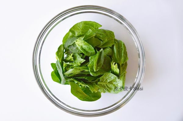 孜然鸡胸肉半熟鸡蛋葡萄干嫩叶菠菜沙拉