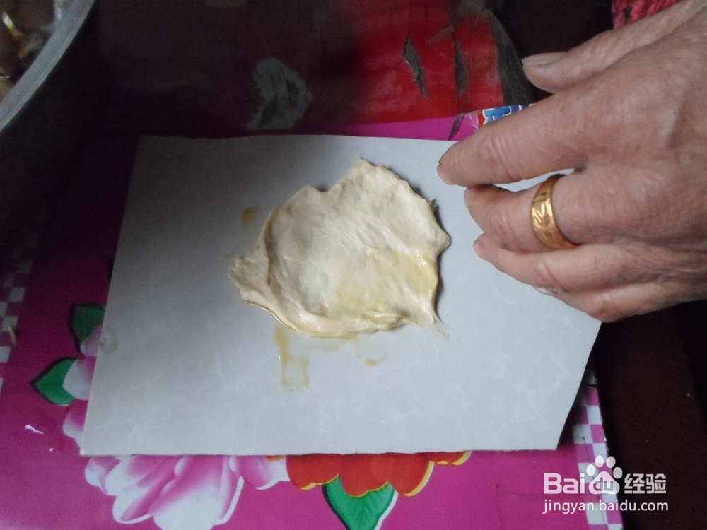 与朋友们分享朔州炸油饼的做法