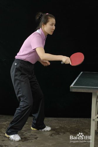 怎样利用正手弧圈球突破对方防线