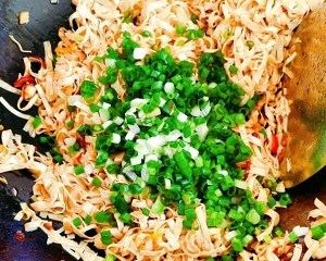 我喜欢的下饭菜【浓郁葱香味的香辣百叶丝】