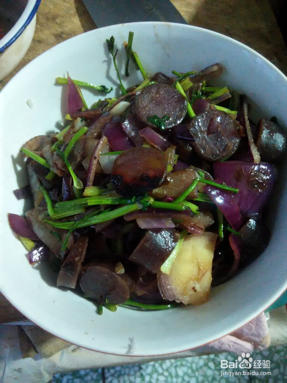 风干肠炒紫洋葱香菜