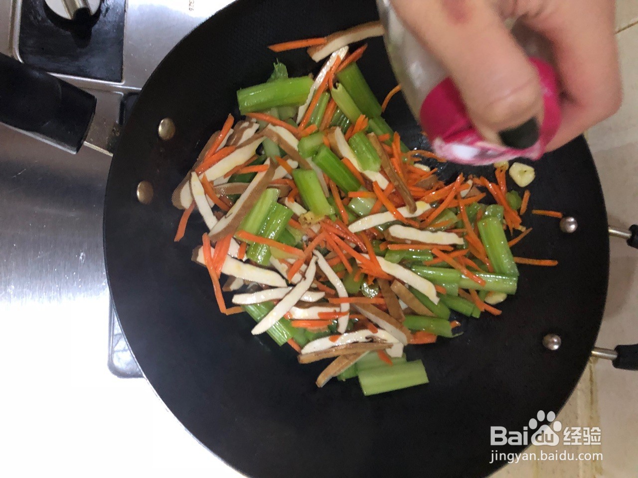 芹菜胡萝卜炒香干的做法