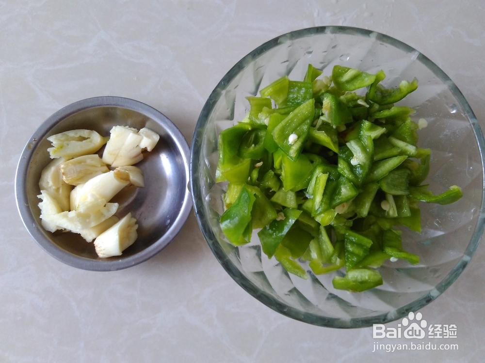 花生青椒爆蚕蛹的做法