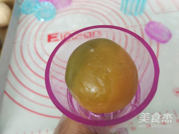 莲蓉馅桃山皮月饼