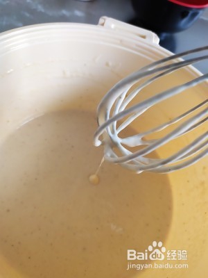 制作沉甸甸的鸡蛋汉堡