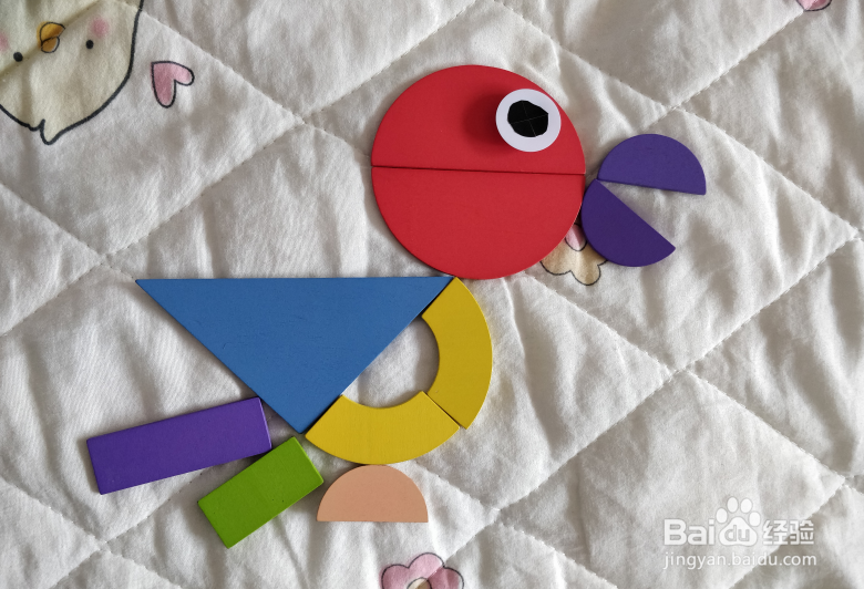 用幼儿积木怎么拼一只拍翅膀的鸟？