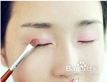 化个清新粉红眼妆