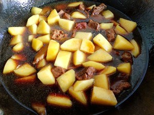 土豆炖牛肉 的做法