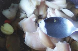 怎么做美味好吃的嫩姜爆猪头皮