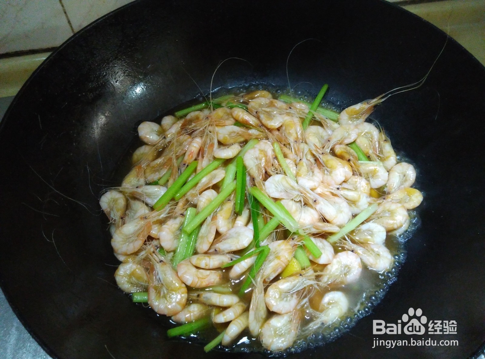 活白围虾炒芹菜简单又美味的做法