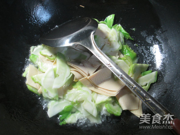 火腿肠千张炒儿菜