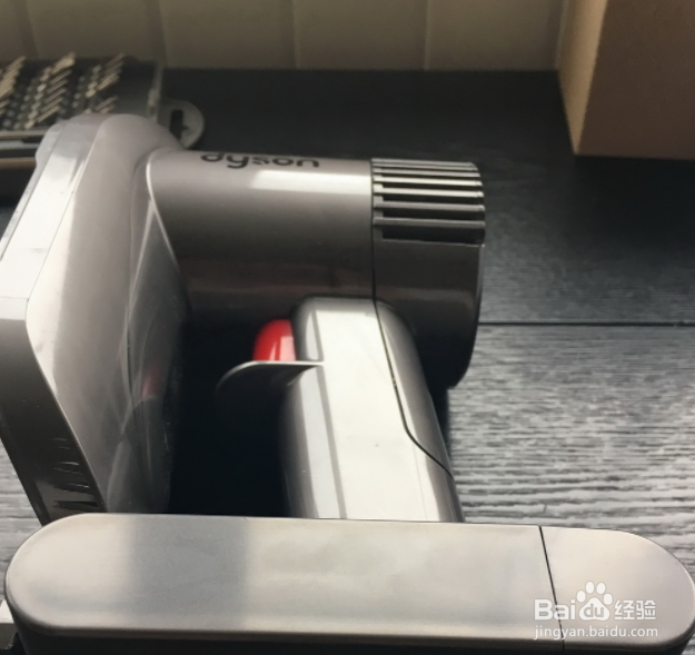 戴森吸尘器电池怎么换