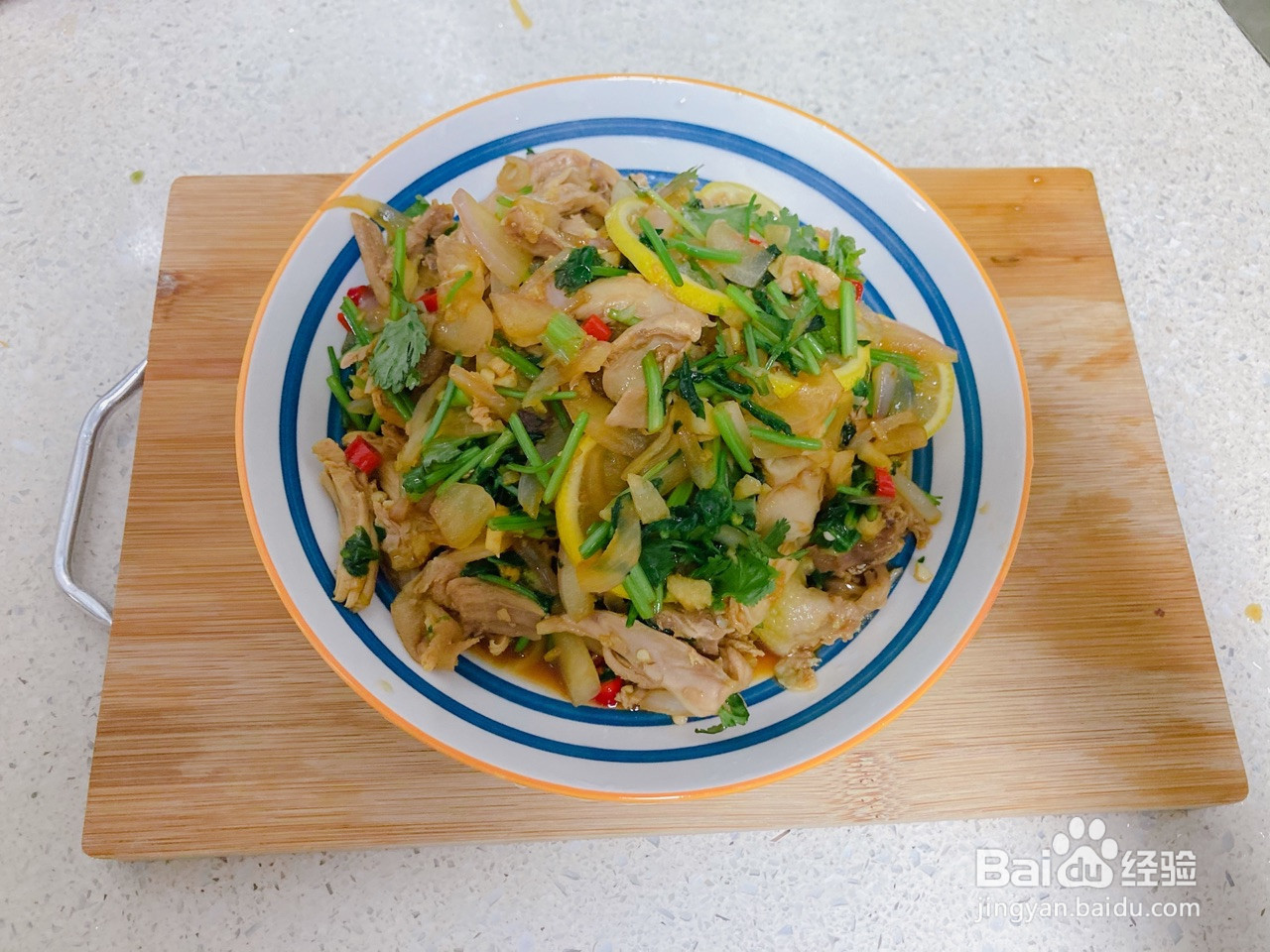 手撕柠檬鸡腿肉的做法