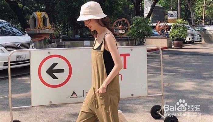 在旅行中摆这样的poss，拍出的效果会更有气质。