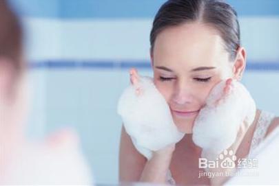 如何洗脸洗出水润肌肤