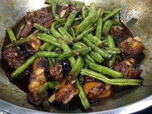 养生食补排骨焖四季豆的做法