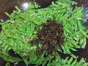 养生食补四季豆梅干菜炒肉的做法