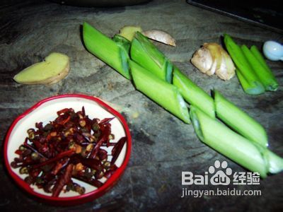 麻辣香蹄炖黄豆的做法