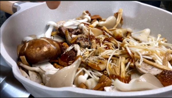 松茸菌菇粉丝煲