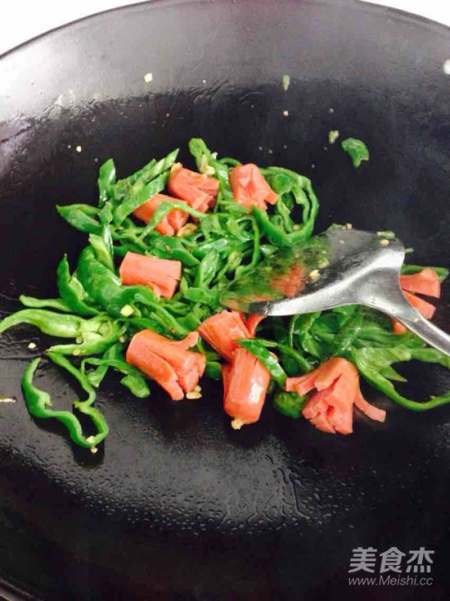 青椒炒热狗的做法