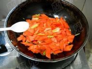 胡萝卜回锅烤肉的做法