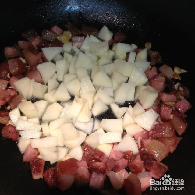 #秋冬吃什么#土豆青豆香菇腊肉焖饭