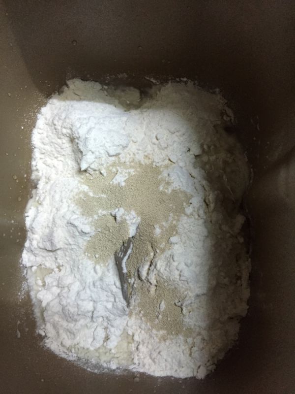 火腿包配双瓜沙拉