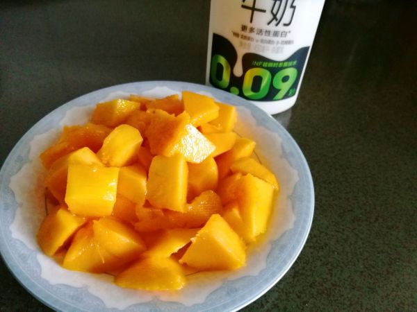 坚果燕麦芒果奶昔