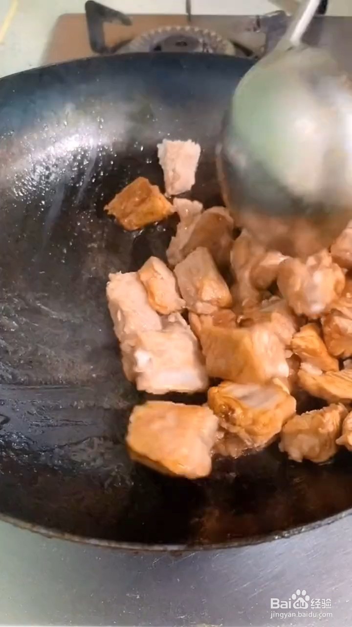 如何制作土豆排骨焖花卷
