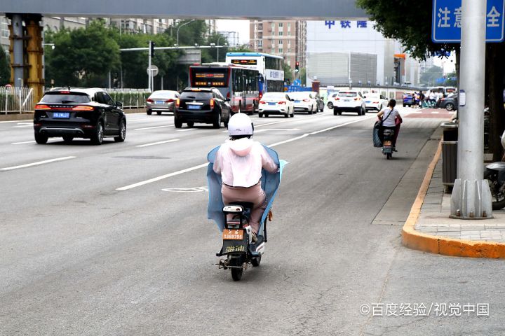 学生、家长和居民，在交通文明方面该怎么做