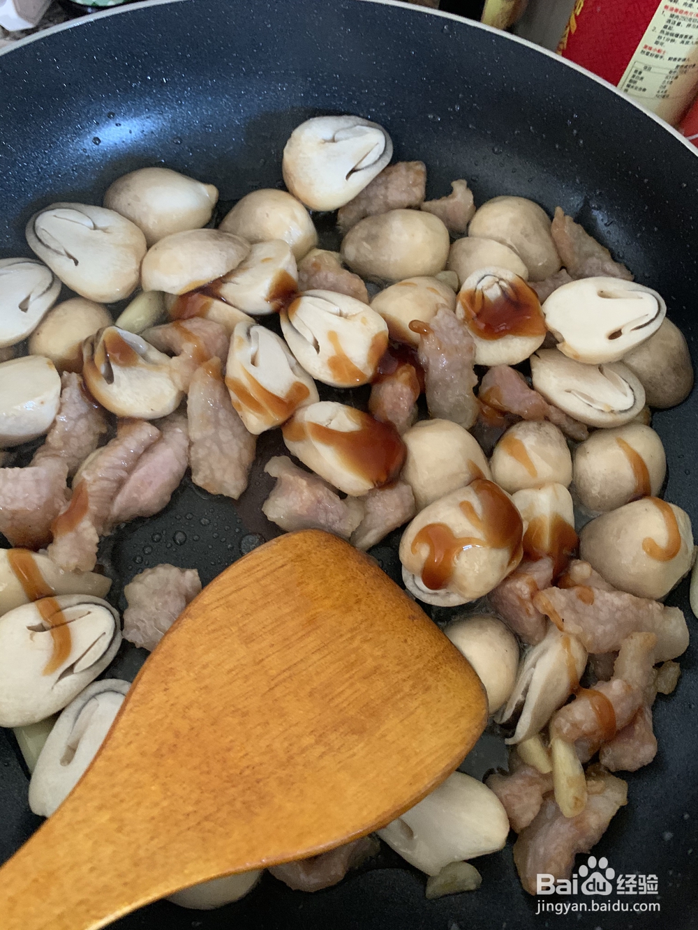 大厨教程之-草菇蚝油炒猪颈肉!