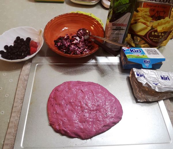 蓝莓爆浆芝士欧包