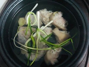 玉米猪蹄汤做法