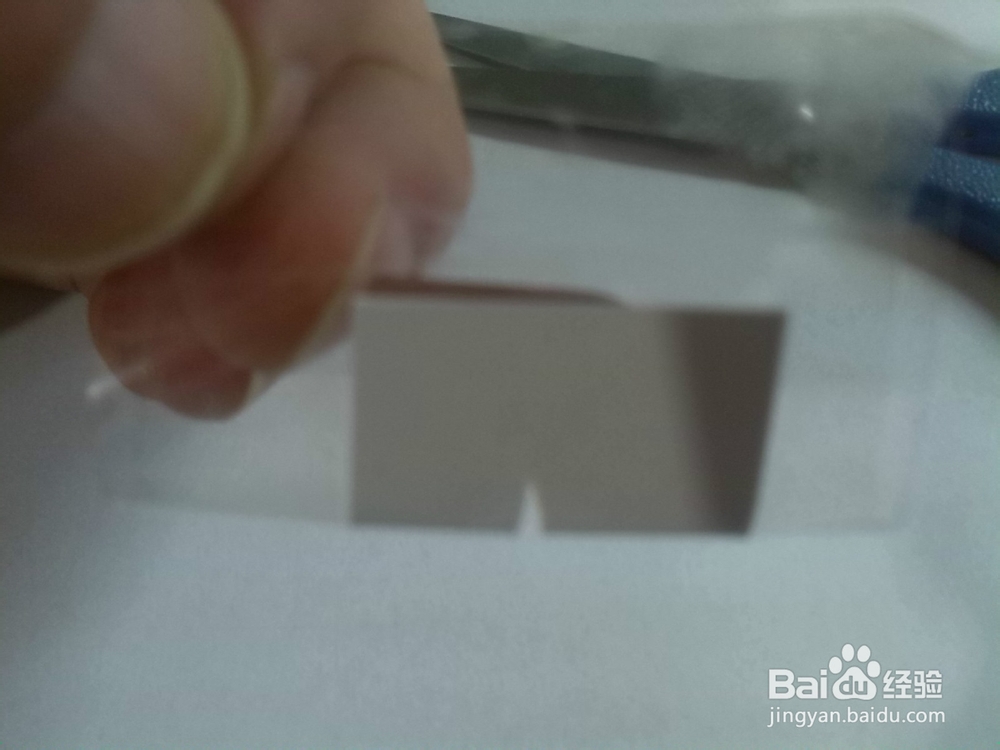 办公室巧用曲别针做简易挂钩