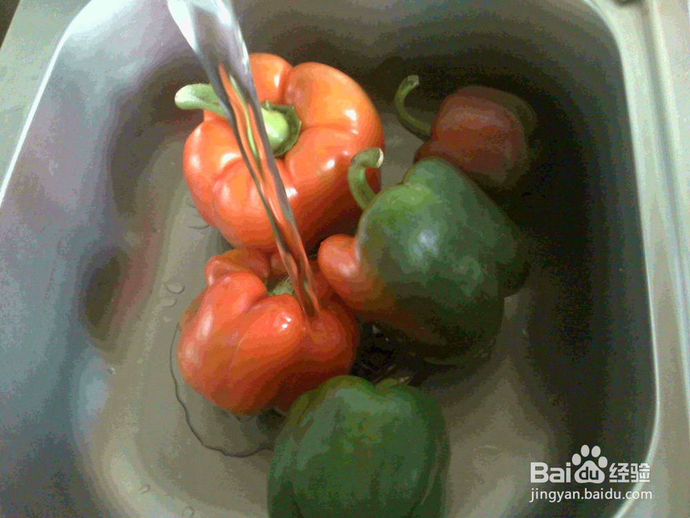 老年人怎样将买回来的大辣椒清洗干净