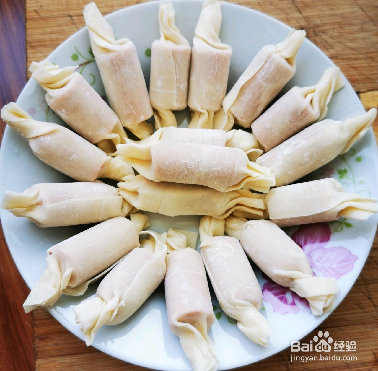 香肠馄饨皮卷的做法