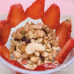 食补佳品草莓酸奶燕麦慕斯杯的做法