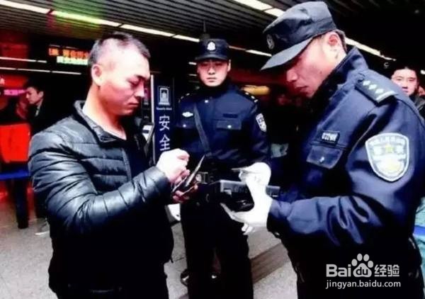 警察能随意查身份证吗？如果没带能拒绝吗？