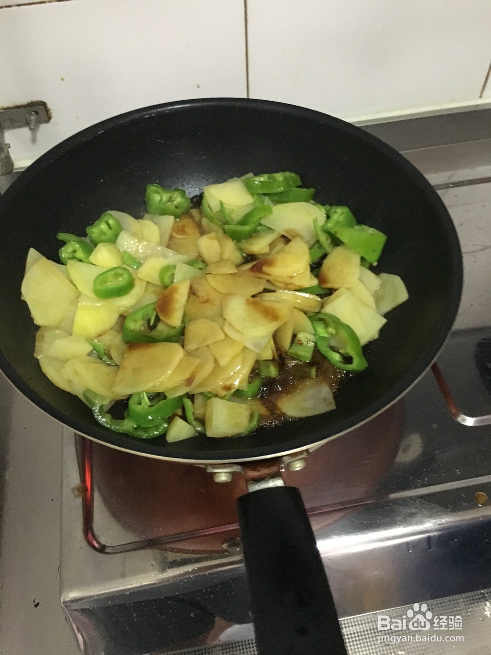 如何做家常土豆炒青椒。